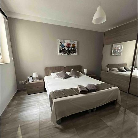 F10 Room 1, Private Double Room With Private Bathroom In Shared Flat Msida Exterior foto