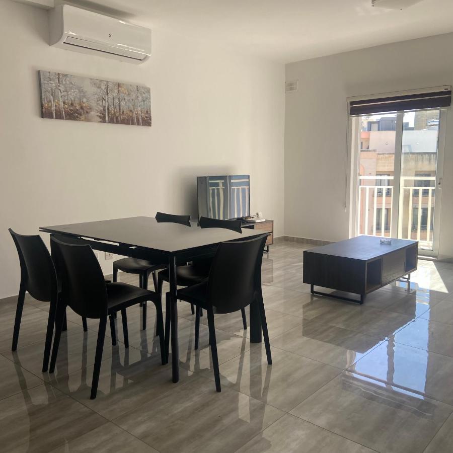 F10 Room 1, Private Double Room With Private Bathroom In Shared Flat Msida Exterior foto