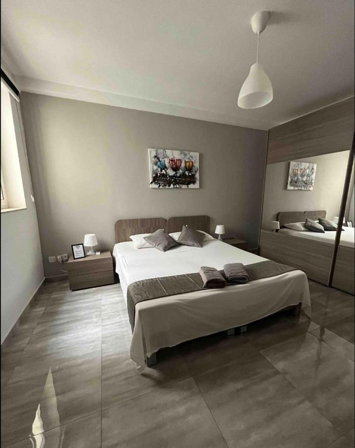 F10 Room 1, Private Double Room With Private Bathroom In Shared Flat Msida Exterior foto